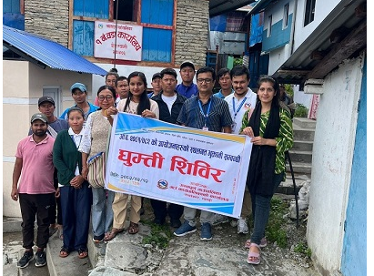 अन्नपूर्ण गाउँपालिकाले वडामै पुगेर उपभोक्ता समितिलाई योजनाको भुक्तानी दिँदै